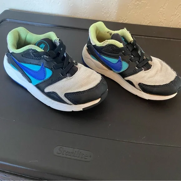 Toddler boy Nike shoes - Picture 1 of 4